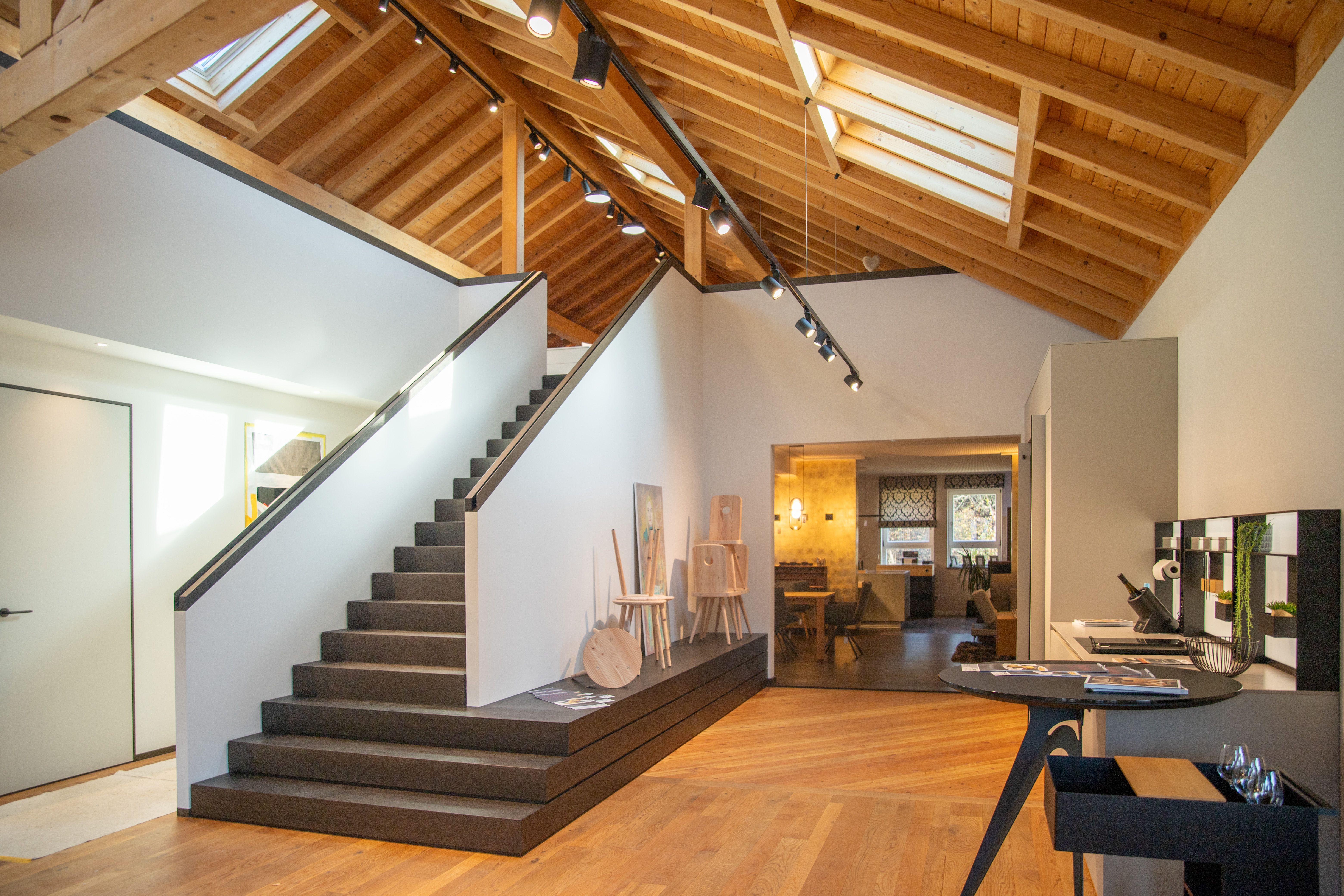 Ausstellung Auhausen — Umbau-Zwischenstand, Empfang, Holzbalken, Showroom