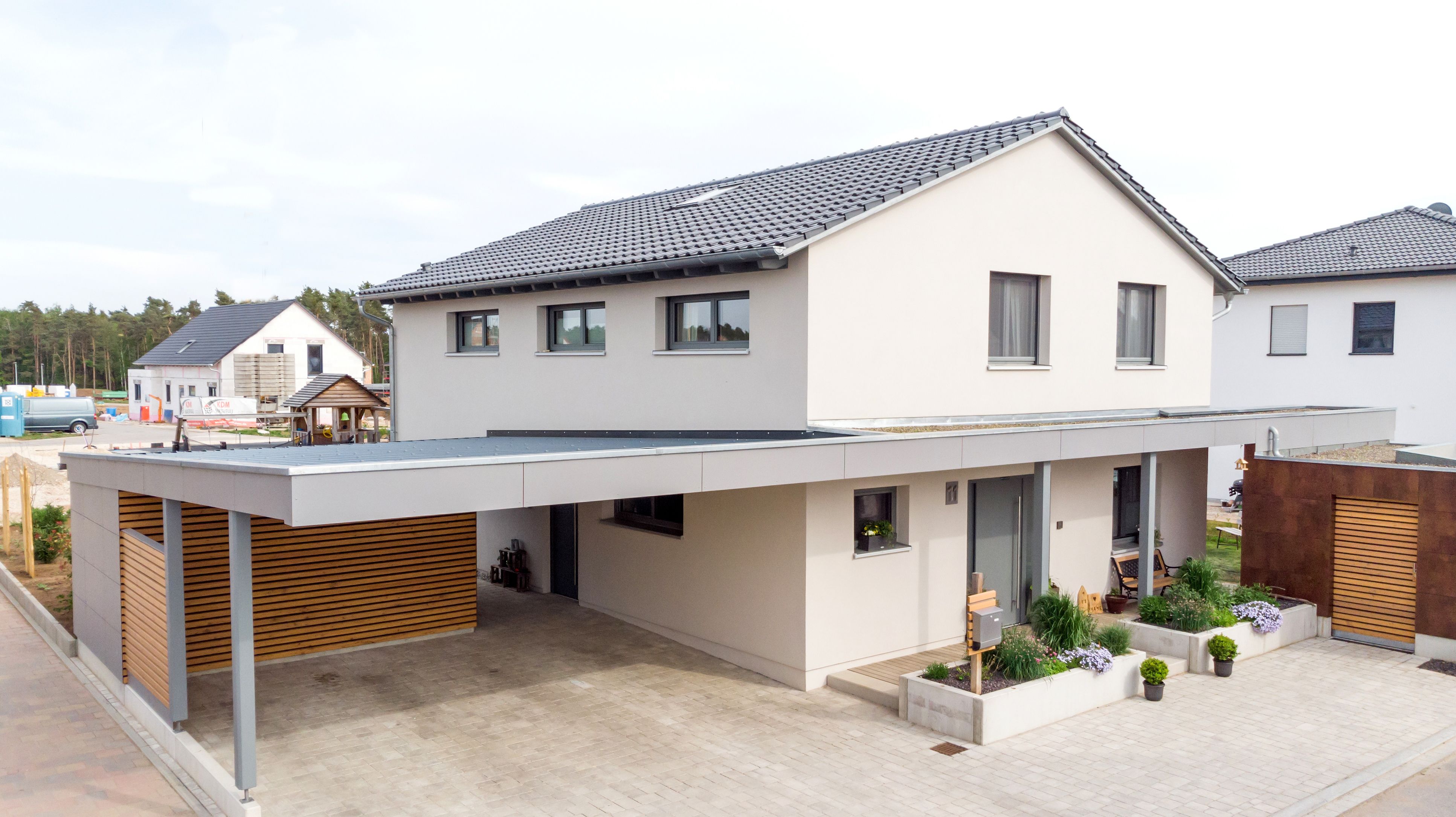 Luftaufnahme des Hauses mit Carport und Flachdach-Anbau