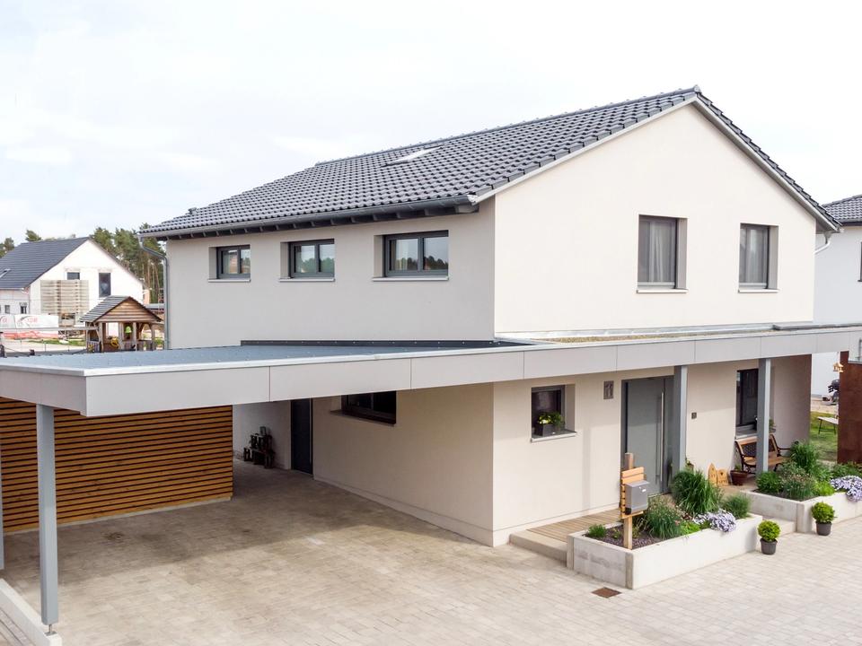 Luftaufnahme des Hauses mit Carport und Flachdach-Anbau