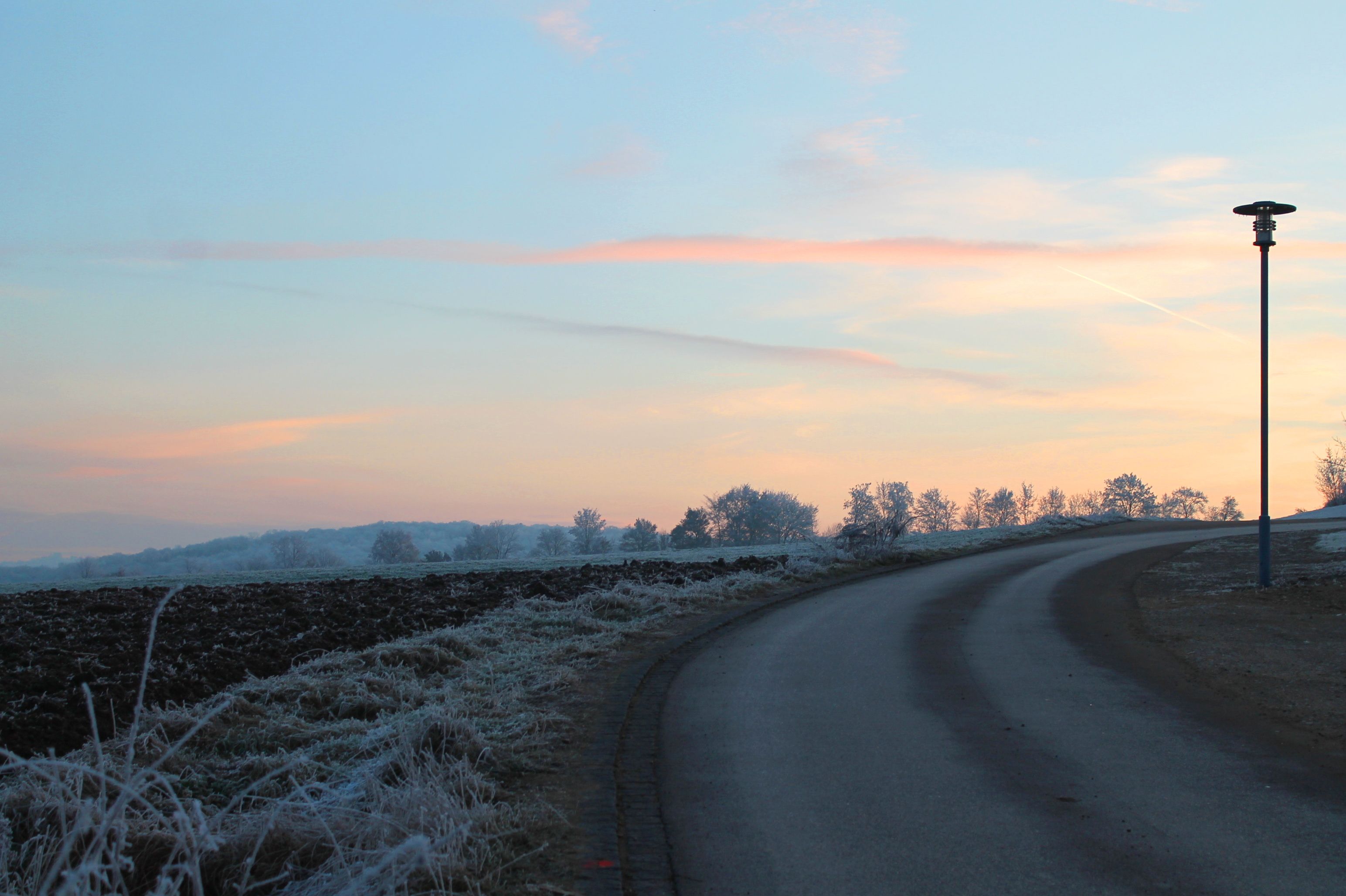 Morgenfrost über den Feldern an der Straße nach Auhausen