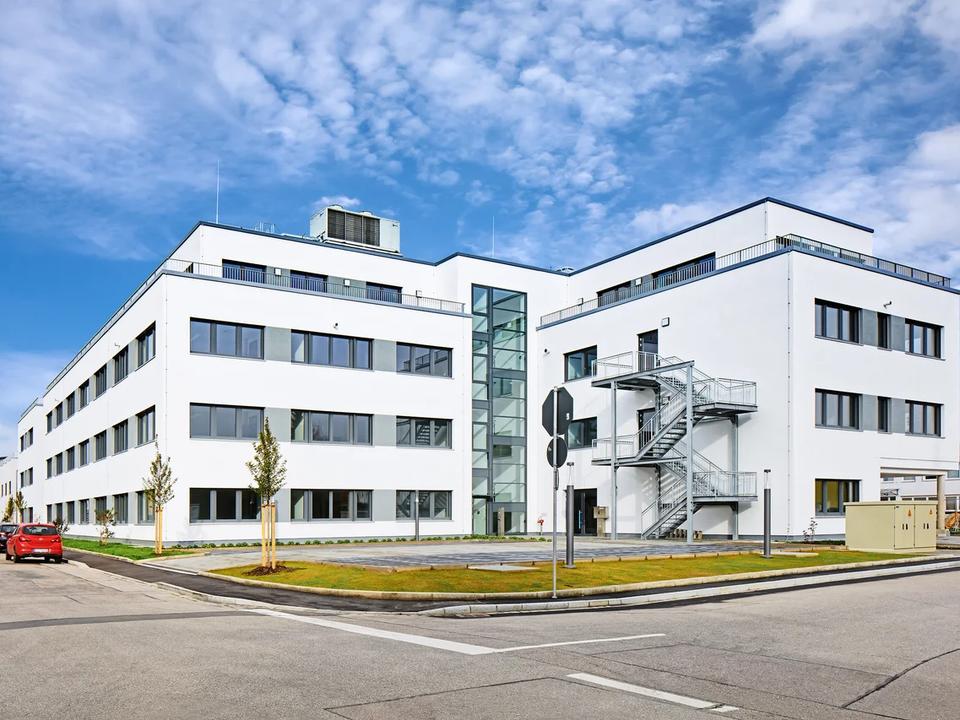 Bürogebäude Neusäß — Gewerbebau in Holzbauweise, Innenhof