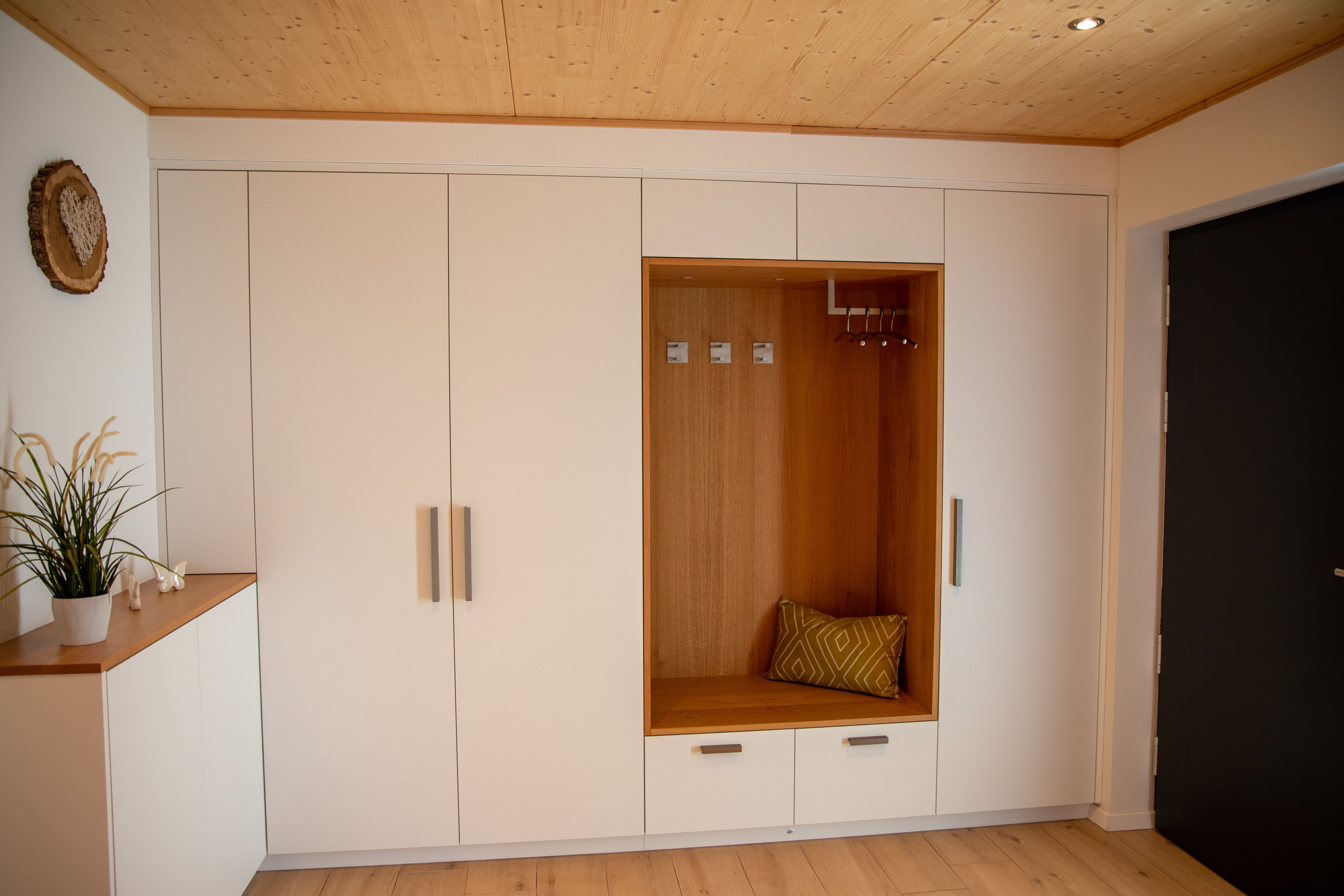 Eingebaute Garderobe mit Sitznische aus Eiche und Sideboard
