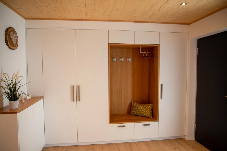 Eingebaute Garderobe mit Sitznische aus Eiche und Sideboard