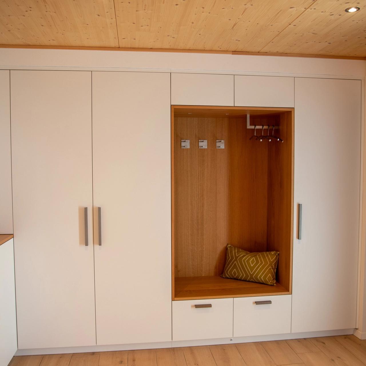Eingebaute Garderobe mit Sitznische aus Eiche und Sideboard