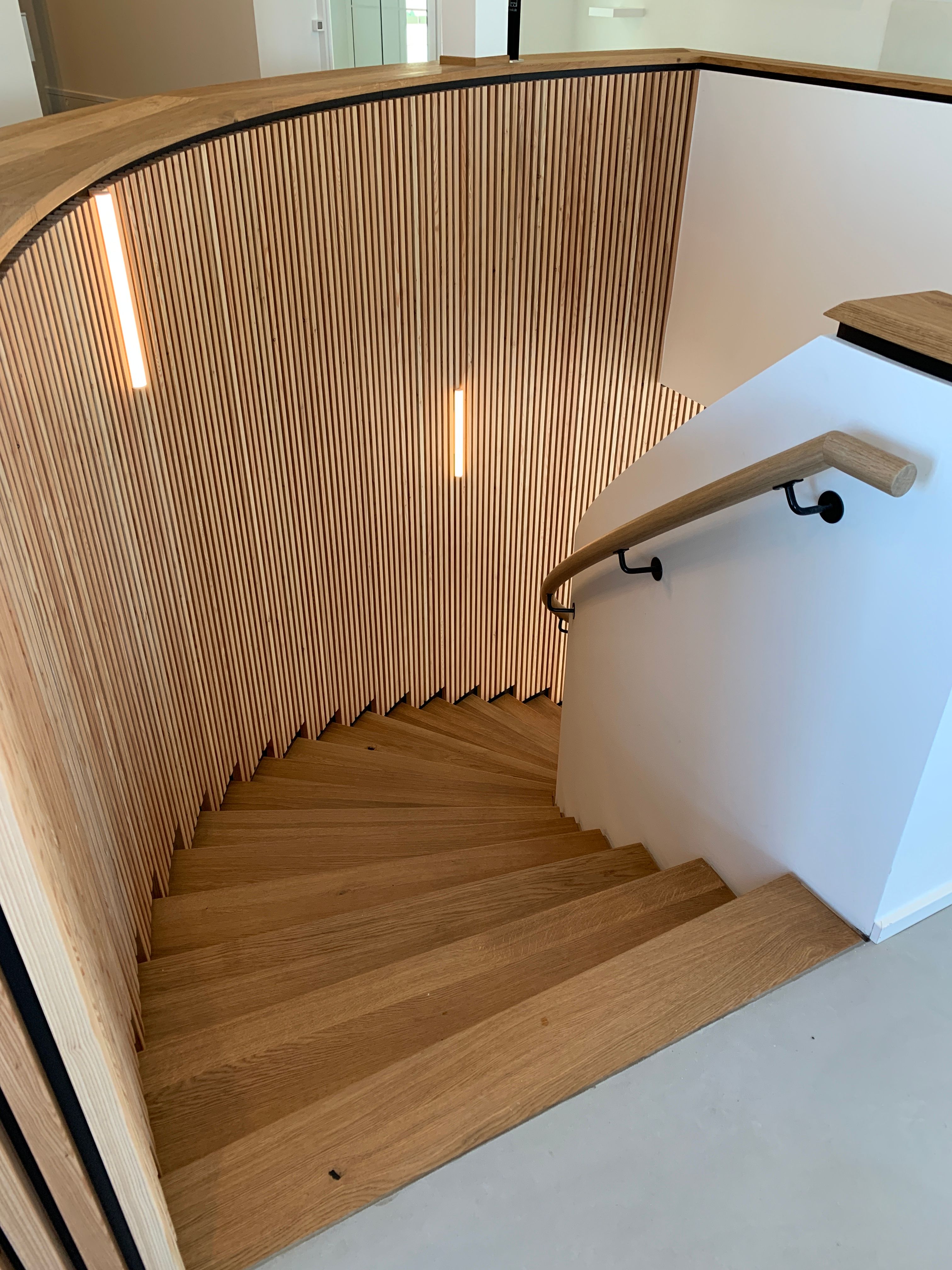 Wendeltreppe aus Eiche mit Lamellen-Verkleidung aus der eigenen Schreinerei