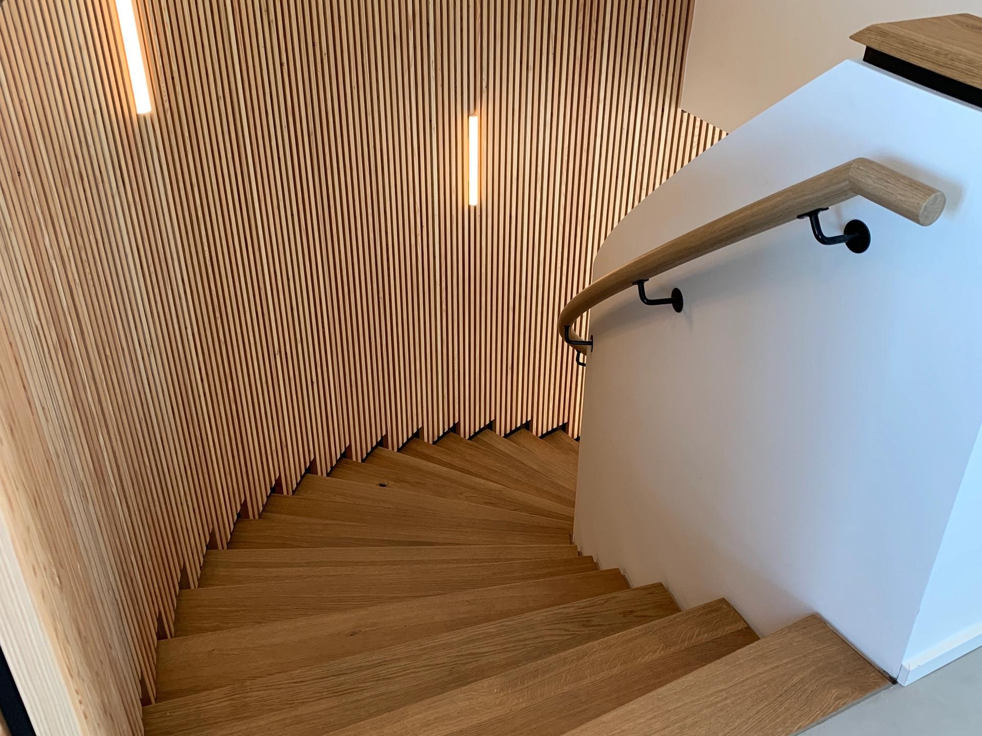Wendeltreppe aus Eiche mit Lamellen-Verkleidung