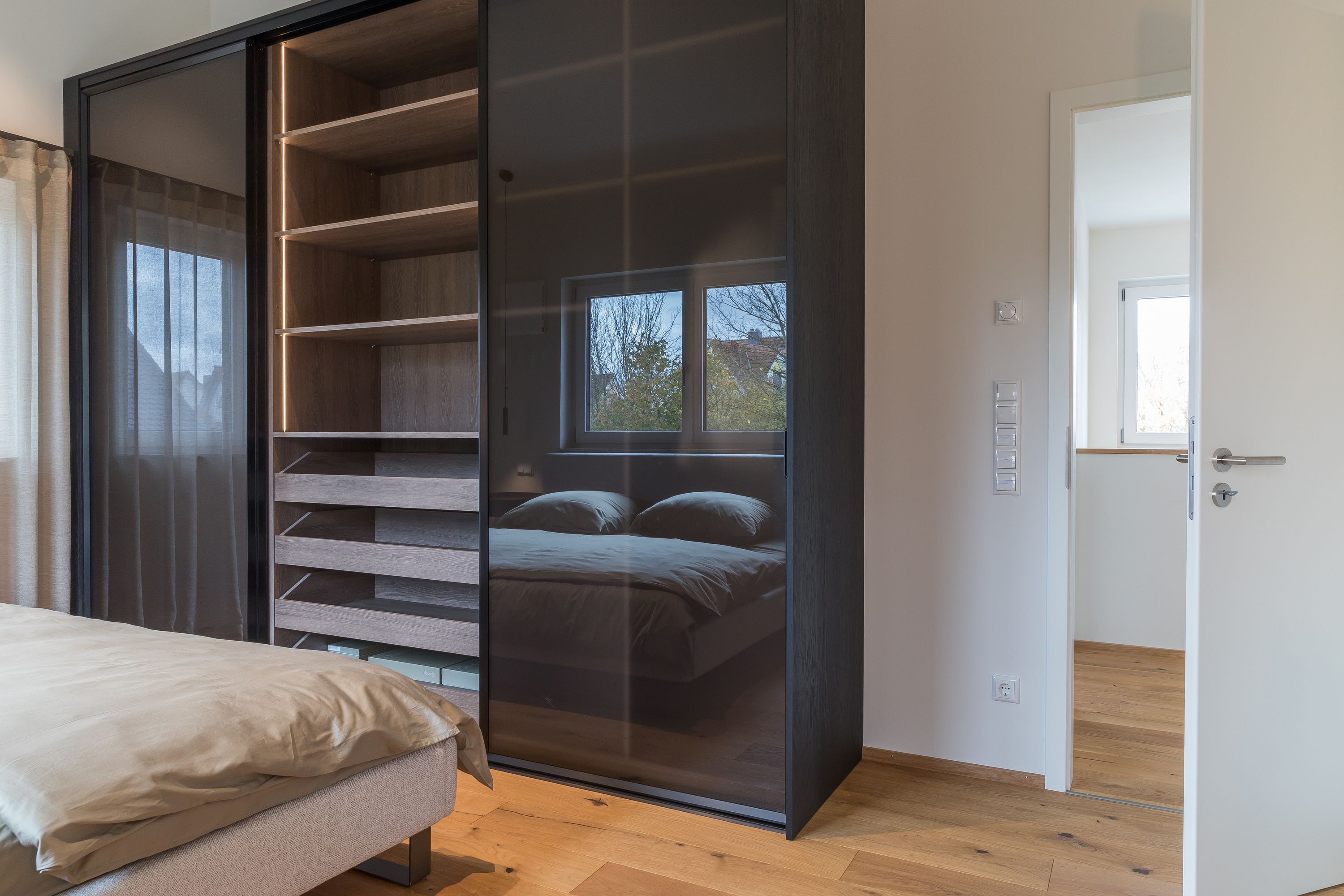 Kleiderschrank-Innenleben mit Einlegeböden und ausziehbaren Ablagen