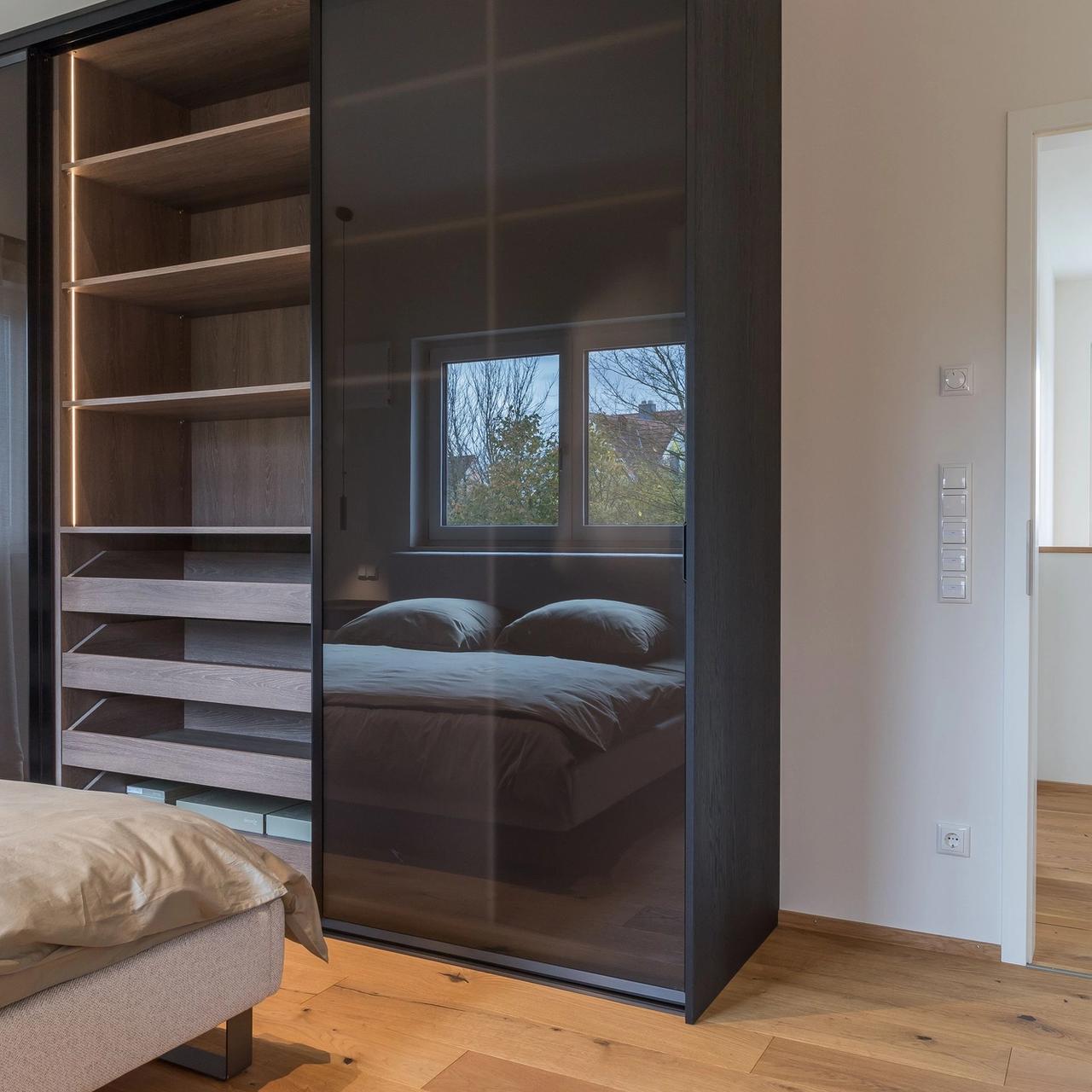 Kleiderschrank-Innenleben mit Einlegeböden und ausziehbaren Ablagen