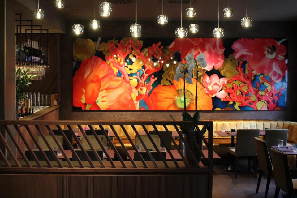 Restaurant München — asiatisches Restaurant mit bunten Barhockern, Holzvertäfelung, stilvolles Interieur