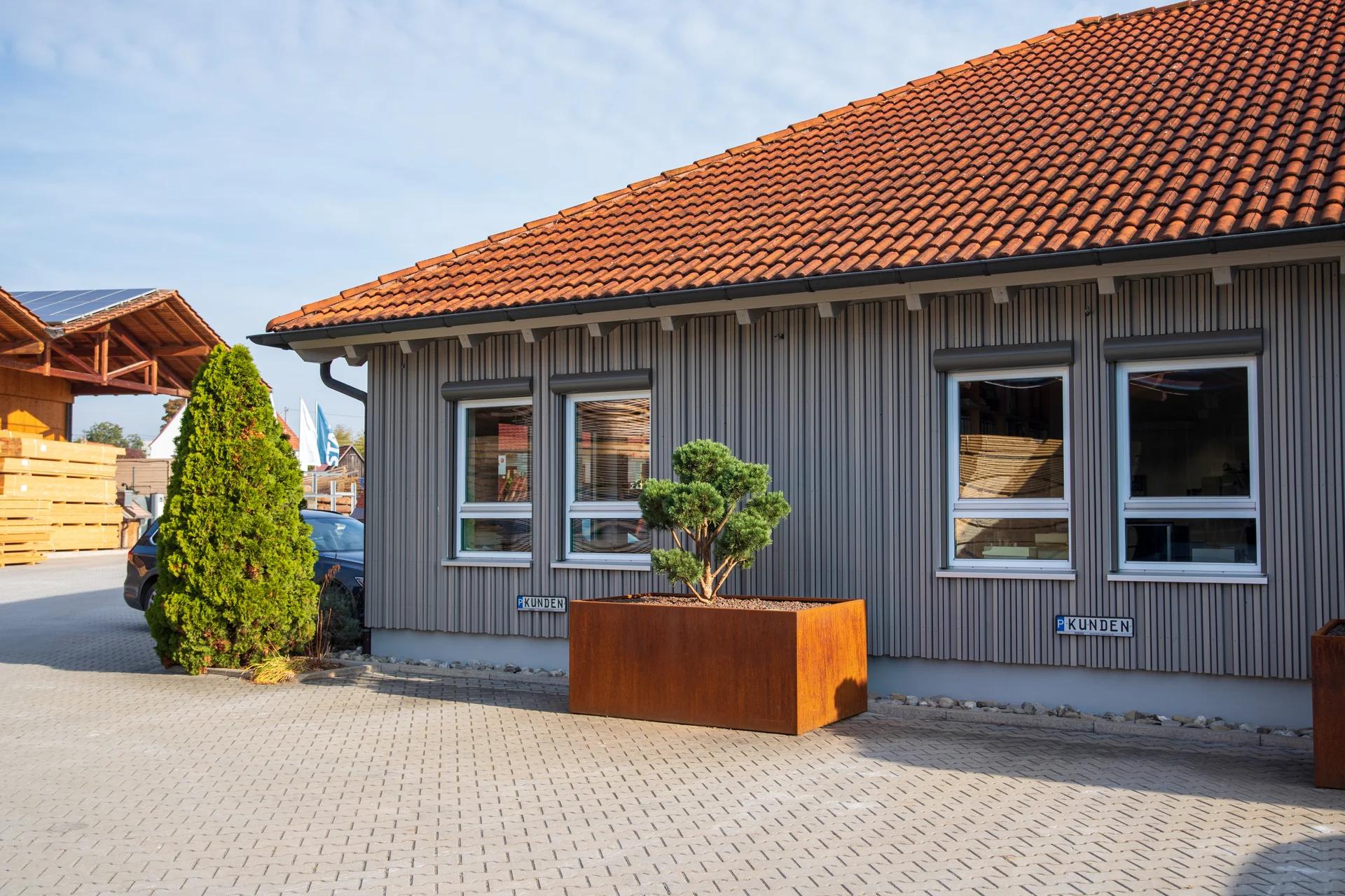 Holzfassade im Aufbau — Detail vom Betriebsgelände Auhausen