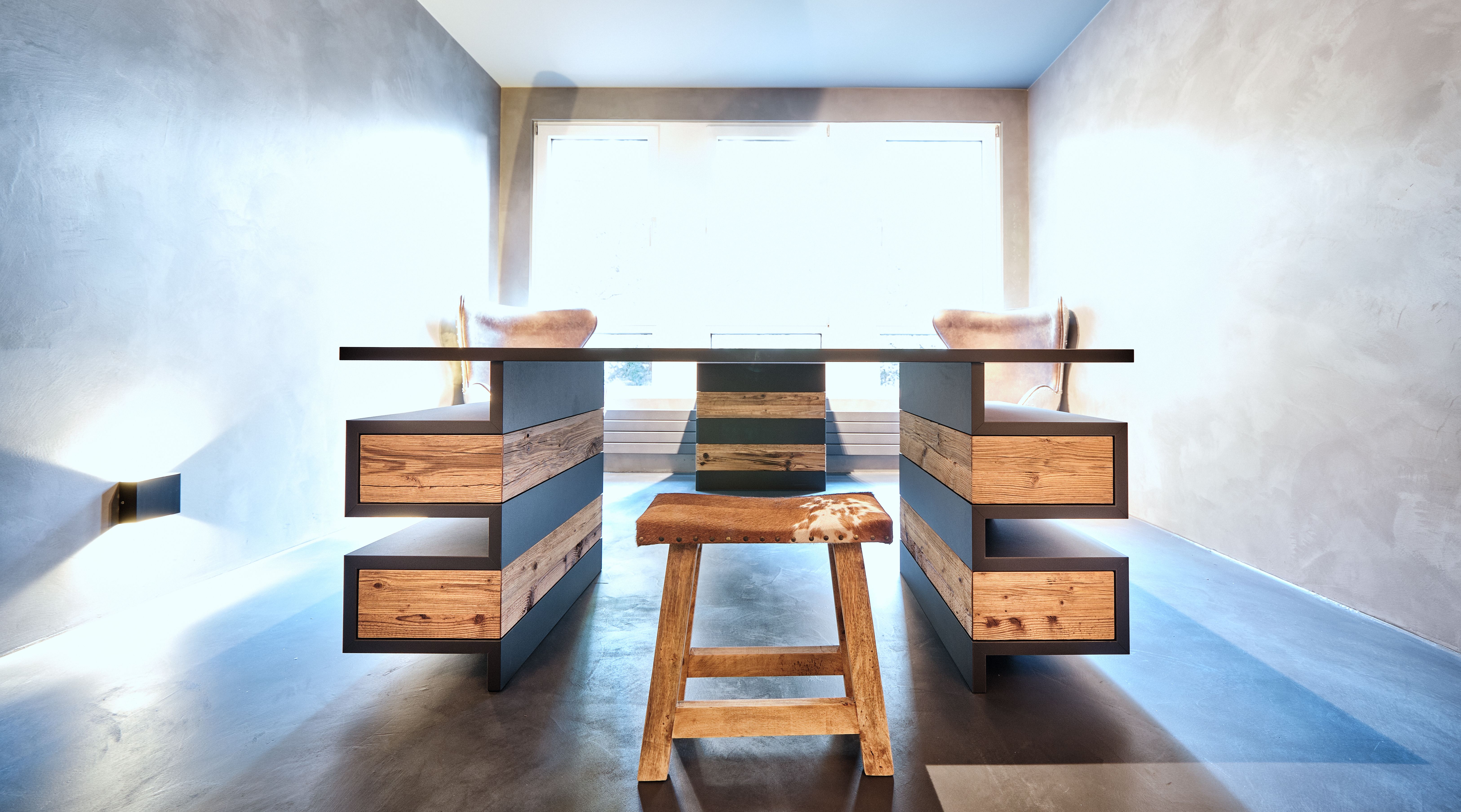 Designer-Schreibtisch Altholz/Stahl mit Kuhfell-Hocker, frontal
