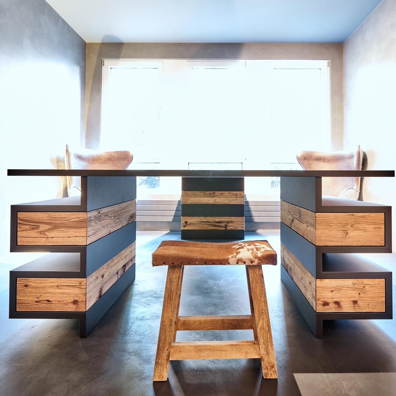 Designer-Schreibtisch Altholz/Stahl mit Kuhfell-Hocker, frontal