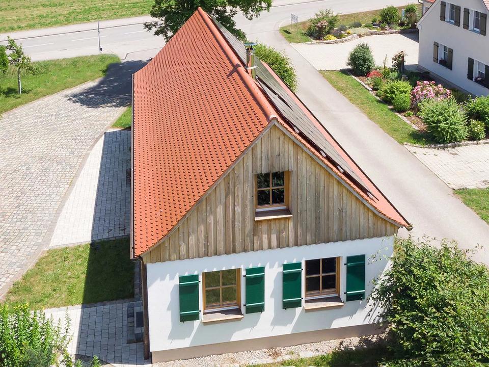 Brennerei — Außenansicht Holzhaus mit grünen Läden, Luftbild