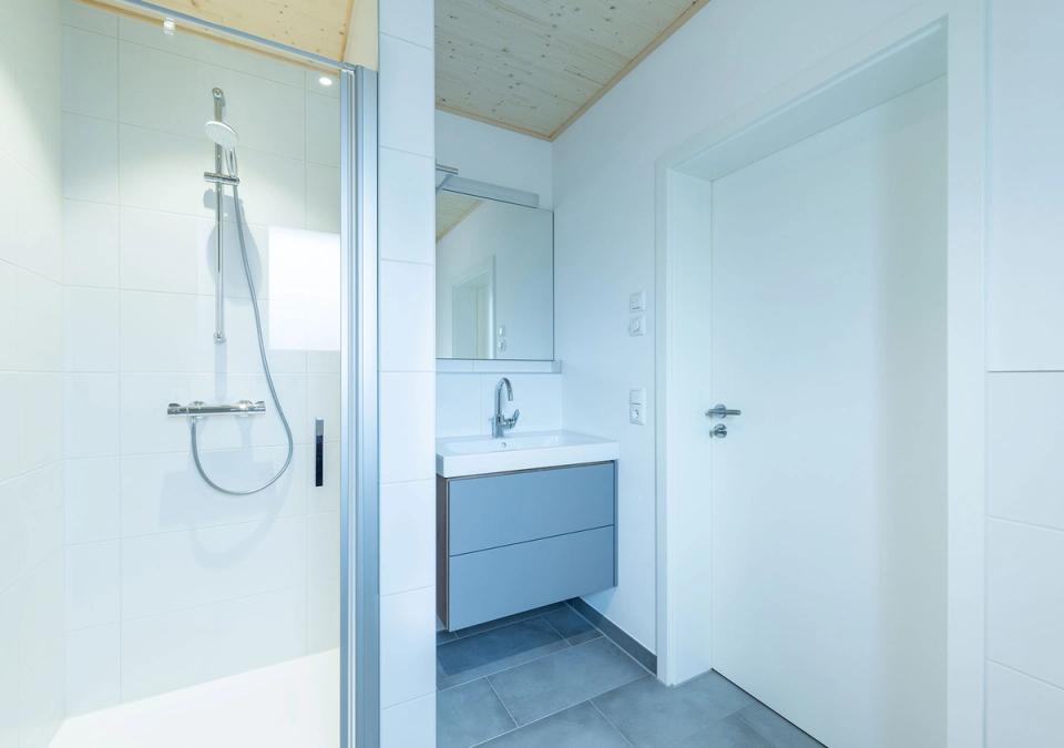 Bad mit Dusche, Waschtisch und Fichtenholzdecke