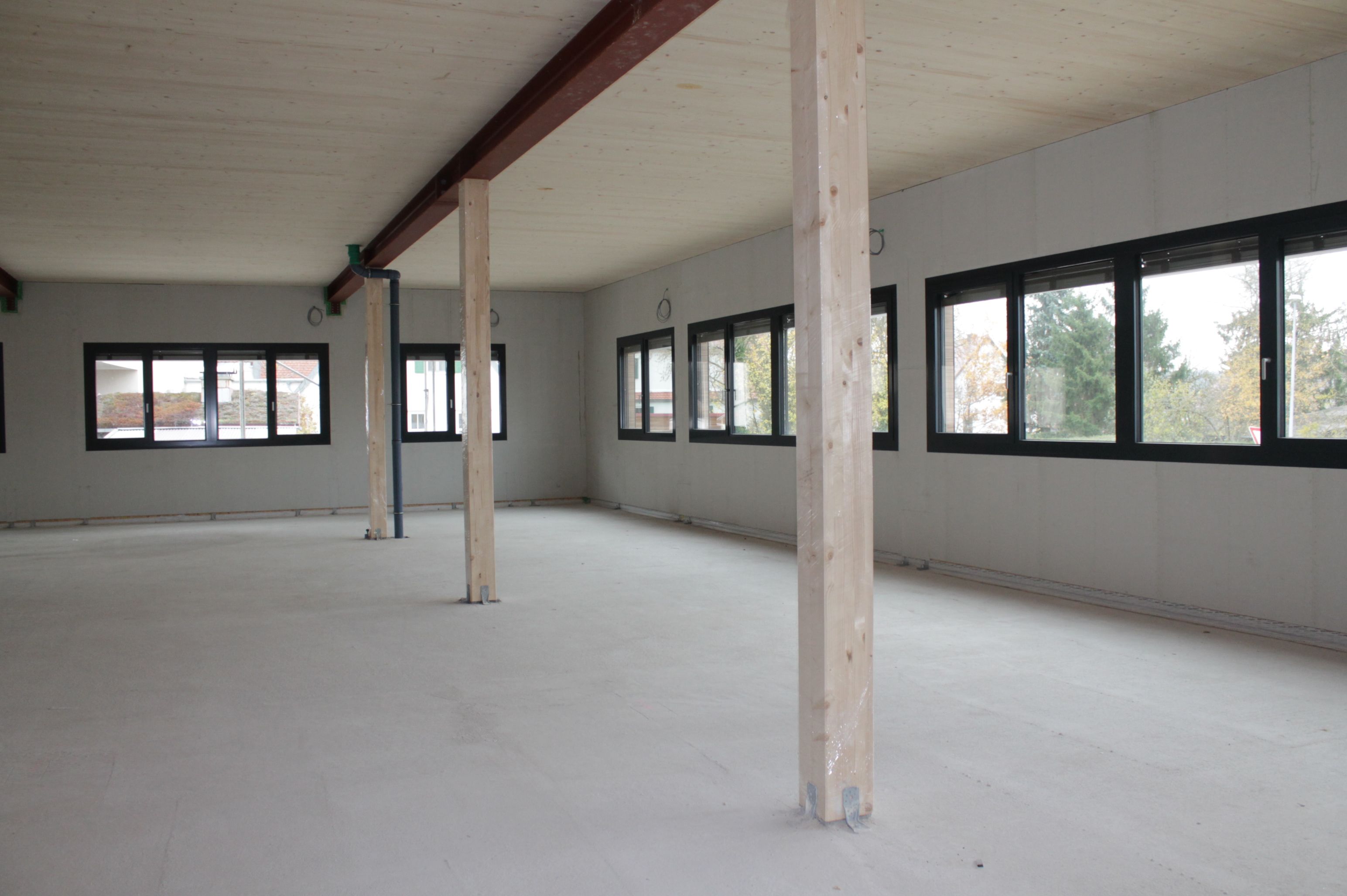 Schreinerei Wörnitzostheim — Produktionsgebäude, Holzständerwerk innen, Außenansicht