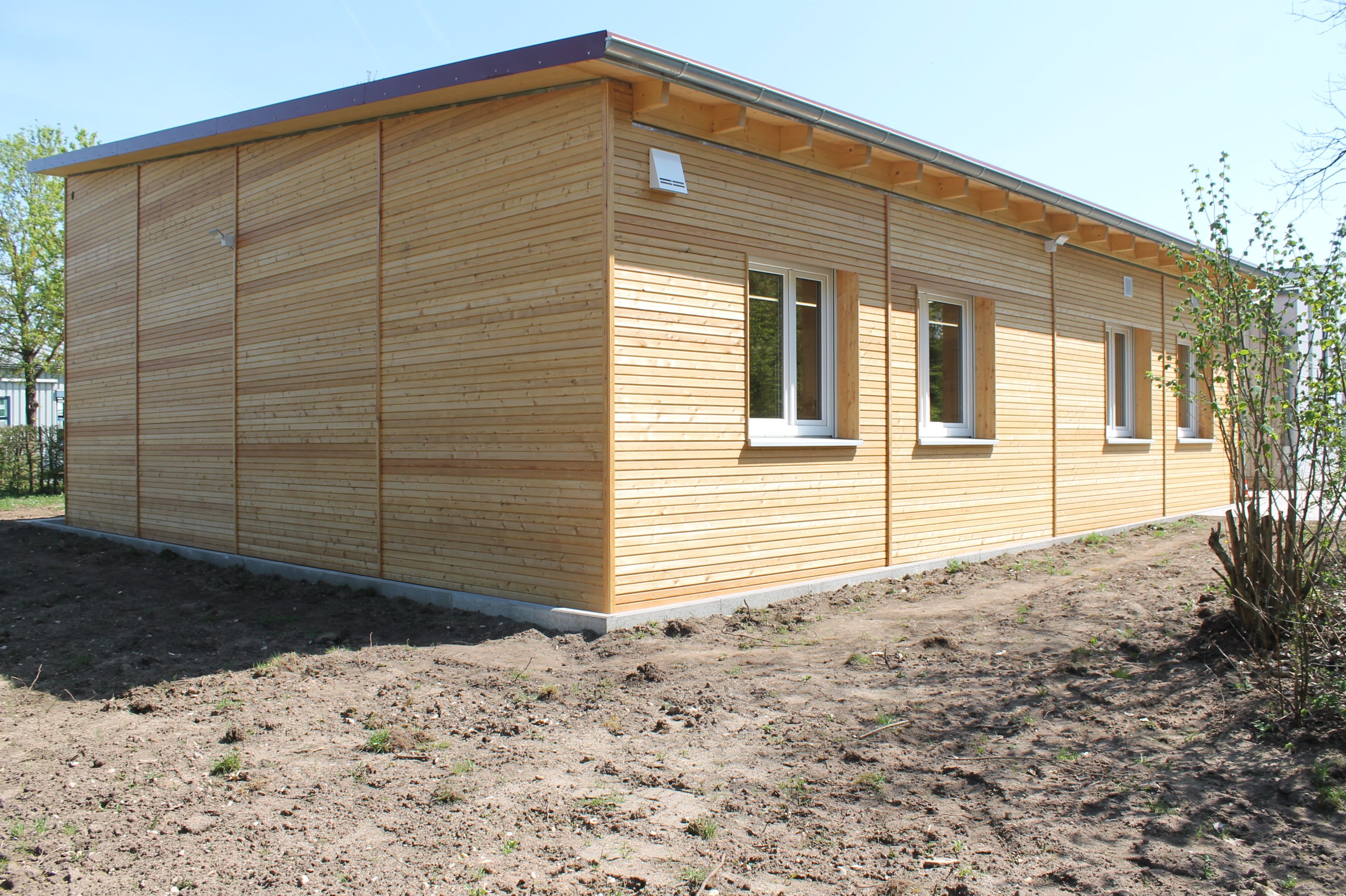 Eingeschossiger Modulbau mit Lärchenfassade und Pultdach nach Fertigstellung