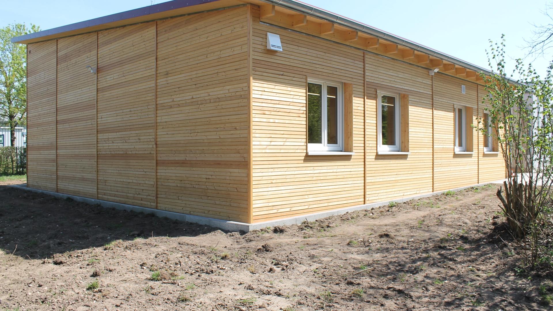 Eingeschossiger Modulbau mit Lärchenfassade und Pultdach nach Fertigstellung