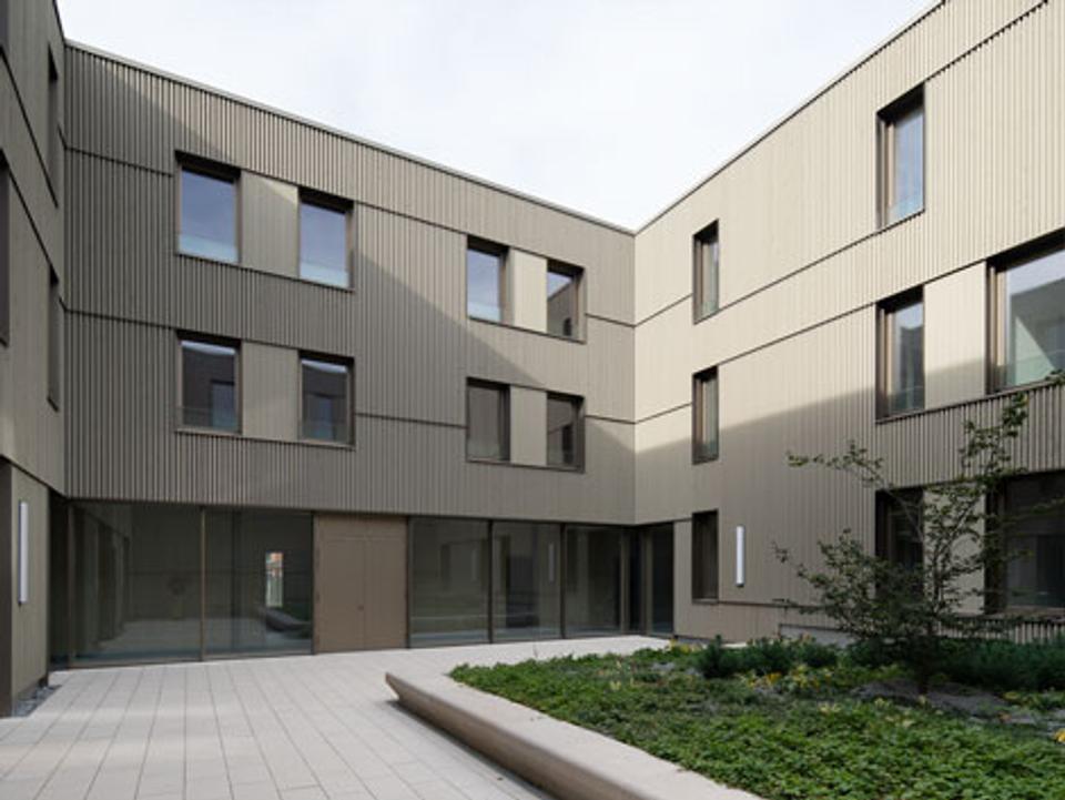 Ansbach — Institutionelles Gebäude, moderne Holzfassade mit Innenhof (Galerie)