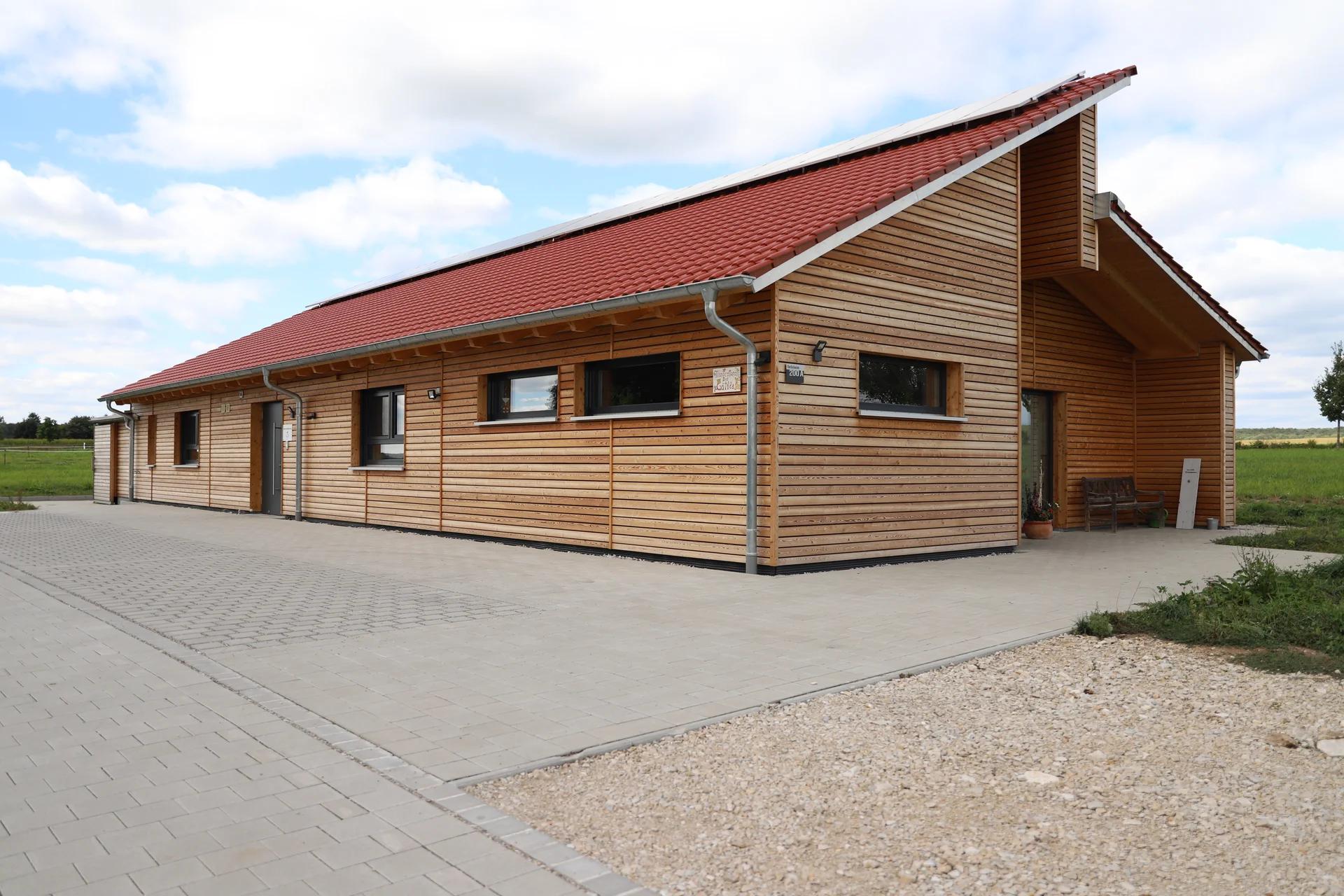 Tierarztpraxis in Holzbauweise mit Lärchenfassade