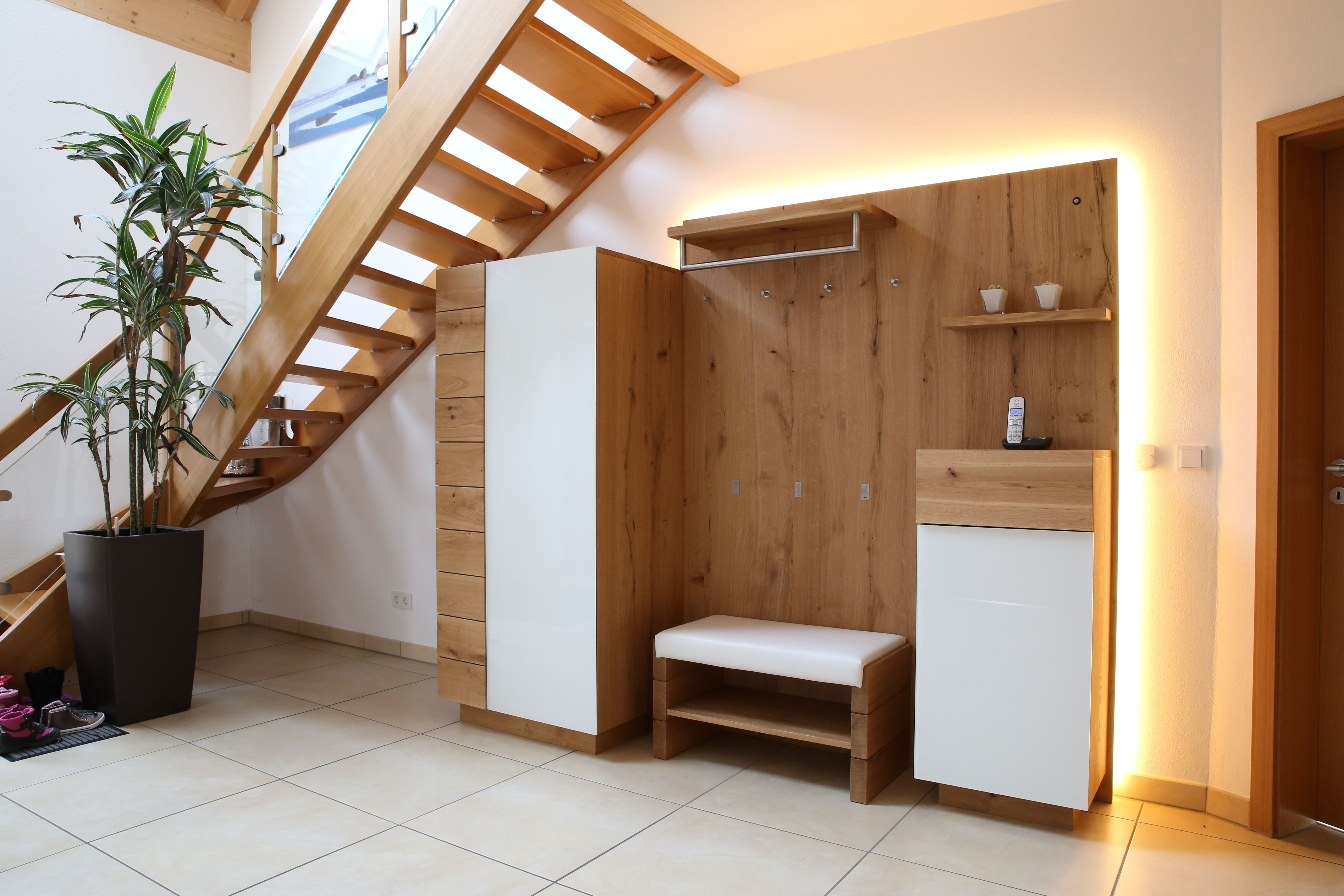 Einbaugarderobe mit Spiegel und Schuhfächern
