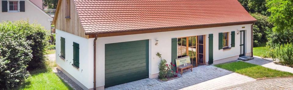 Brennerei — Traditionelles Gebäude mit Garage, ländlich (Header)