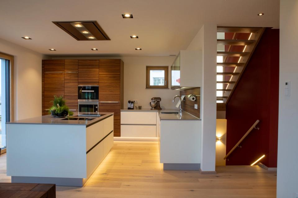 Küche mit Treppe und beleuchteten Stufen