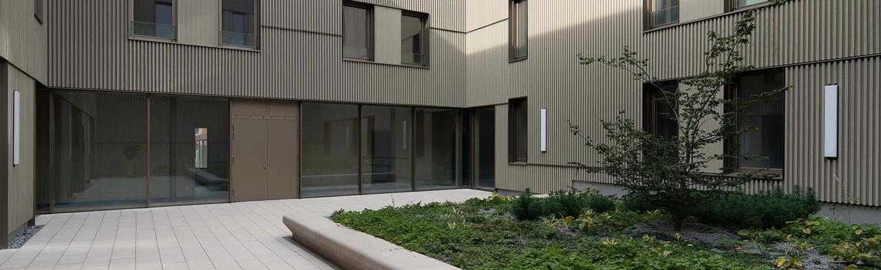 Institutionelles Gebäude Ansbach — moderne Holzfassade