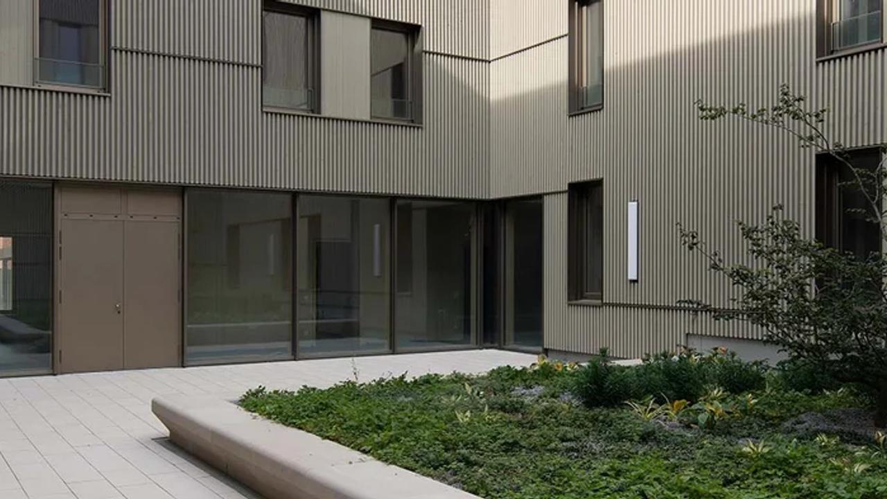 Institutionelles Gebäude Ansbach — moderne Holzfassade