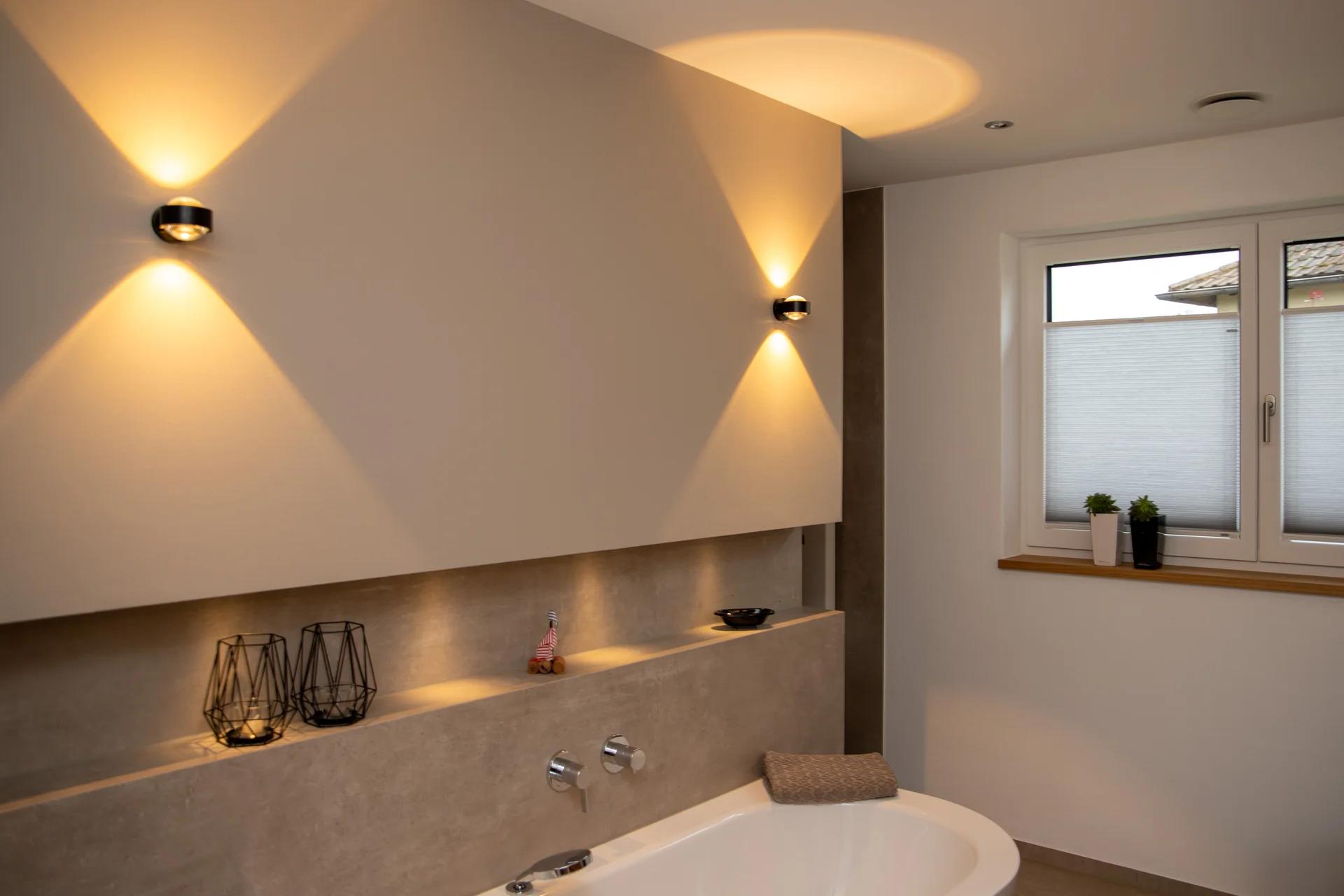 Badewanne mit beleuchteter Nische und Wandleuchten — Bad-Design der Zimmerei Stark