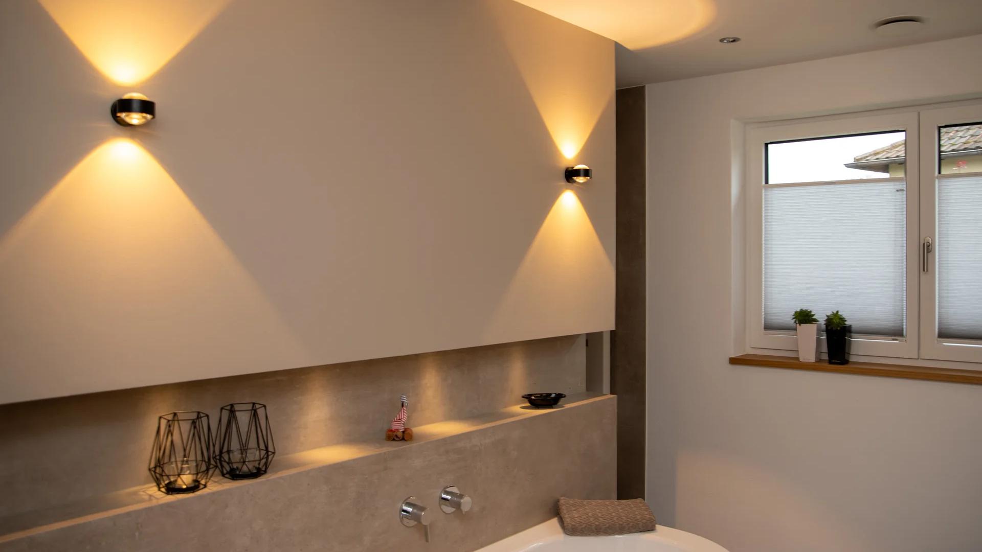 Badewanne mit beleuchteter Nische und Wandleuchten — Bad-Design der Zimmerei Stark
