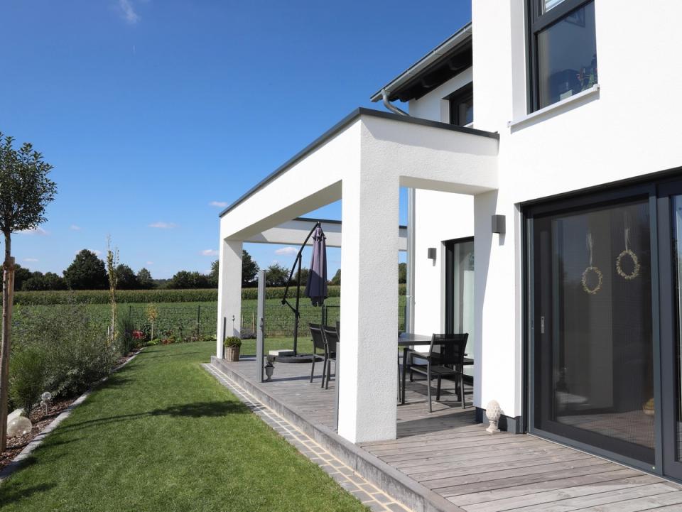 Überdachte Terrasse mit Essplatz und Blick in die Landschaft