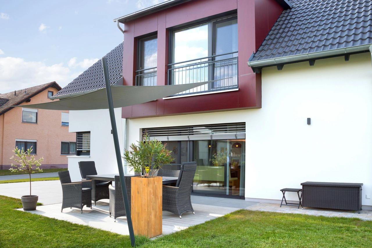 Terrasse mit Sonnensegel, Esstisch und Gartenblick
