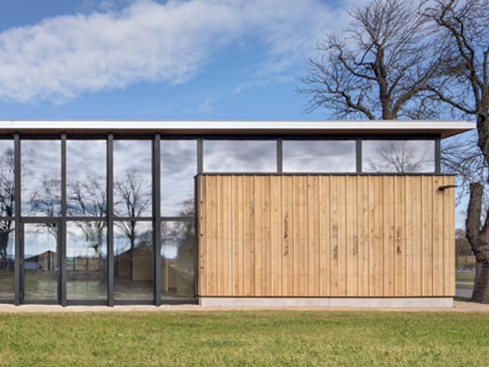 Energiehalle Triesdorf — Moderner Zweckbau mit Holz und Glas (Galerie)