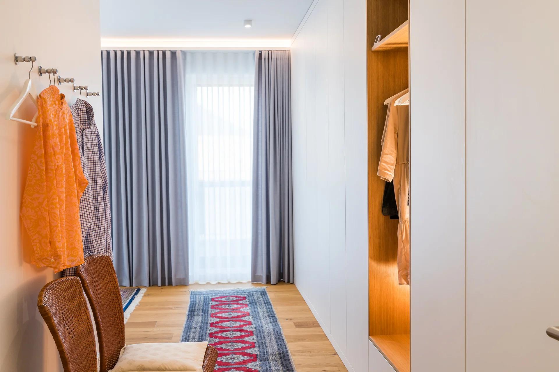 Ankleidebereich mit Einbauschrank und Garderobe — Möbelbau der Zimmerei Stark