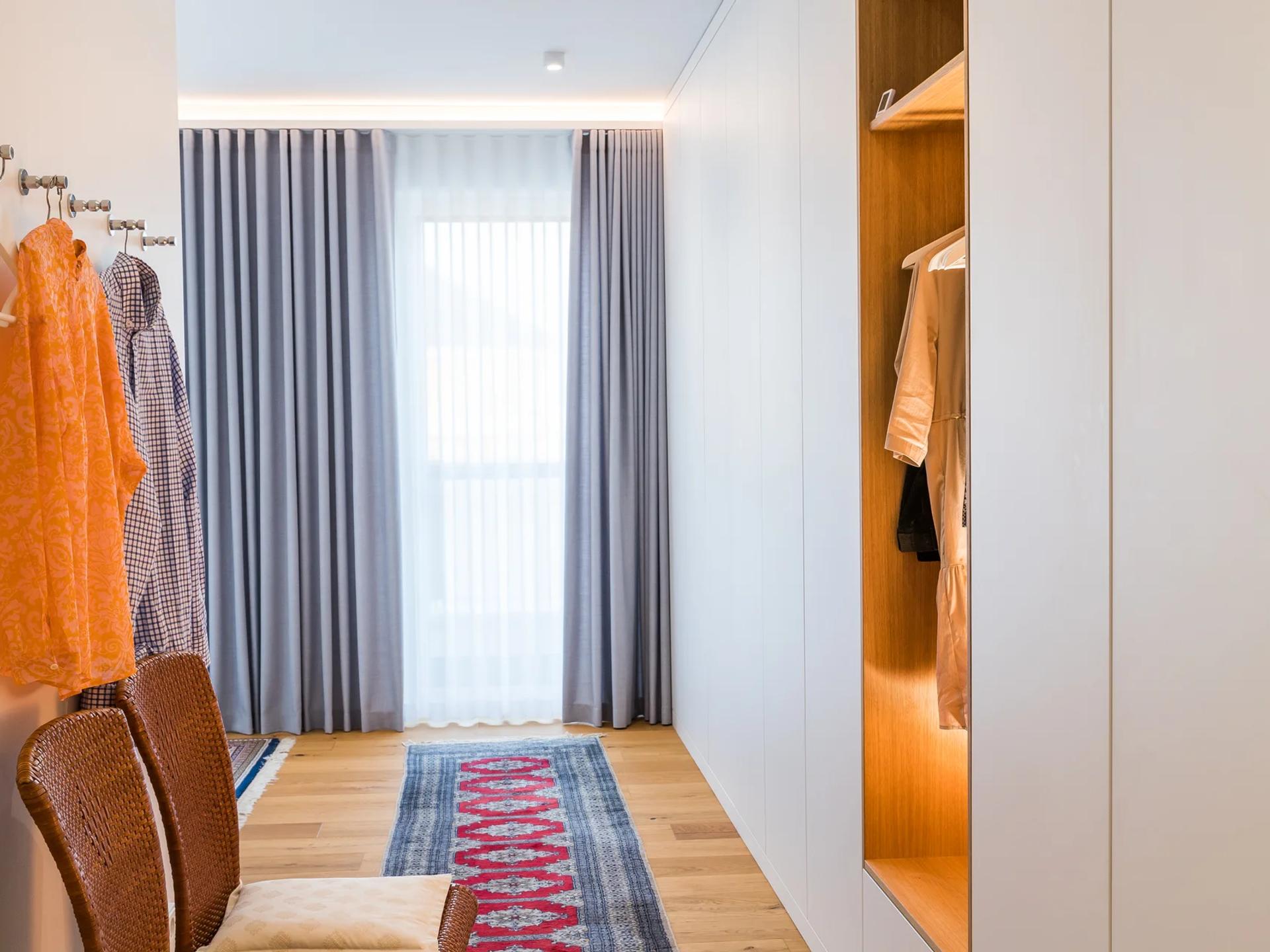 Ankleidebereich mit Einbauschrank und Garderobe — Möbelbau der Zimmerei Stark
