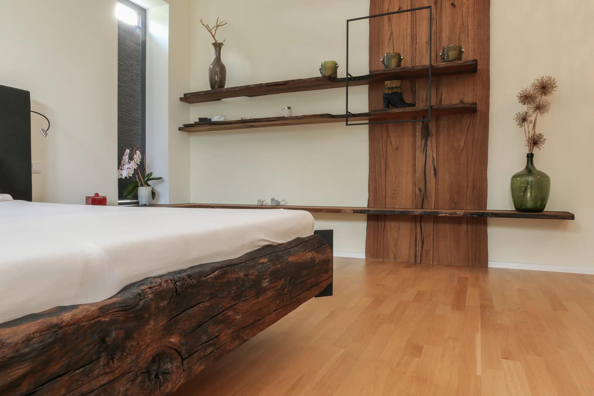 Altholz-Bett und Regal mit Metallrahmen, Detailansicht — Zimmerei Stark