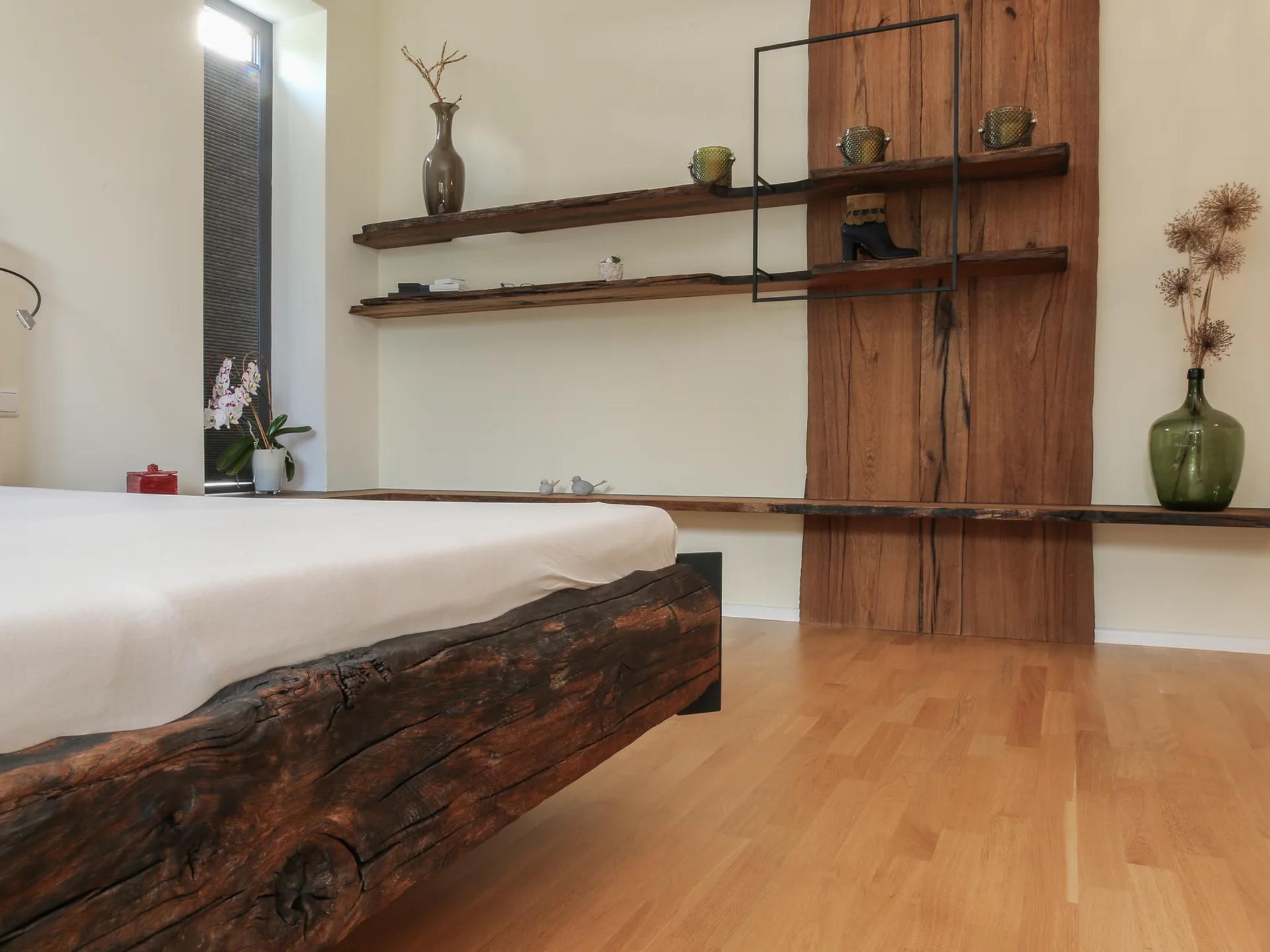 Altholz-Bett und Regal mit Metallrahmen, Detailansicht — Zimmerei Stark