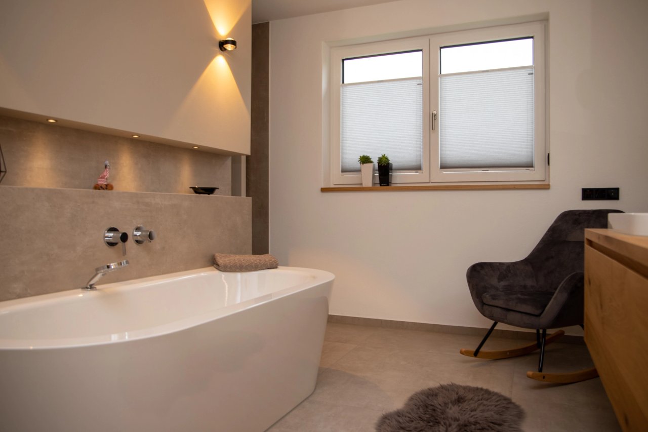 Badansicht mit freistehender Wanne
