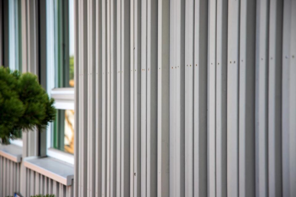 Ausstellung Auhausen — Fassade Zwischenstand, Holzfassade mit Cortenstahl-Pflanzgefäßen