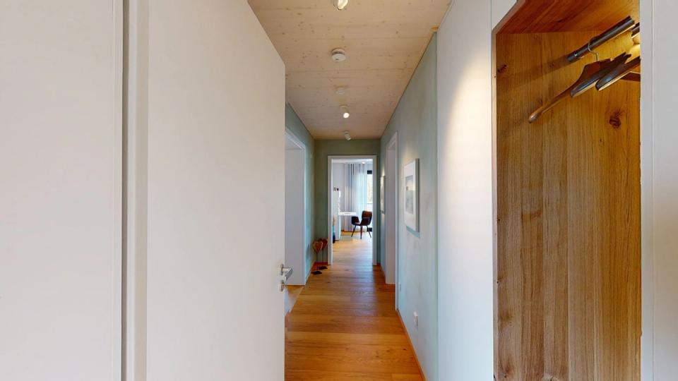 Flur mit salbeigrünen Wänden, Holzdecke und Eichengarderobe