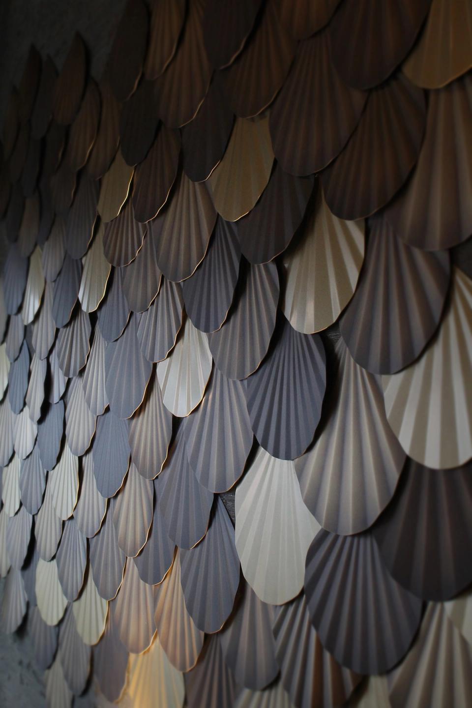 Restaurant München — asiatisches Restaurant mit bunten Barhockern, Holzvertäfelung, stilvolles Interieur