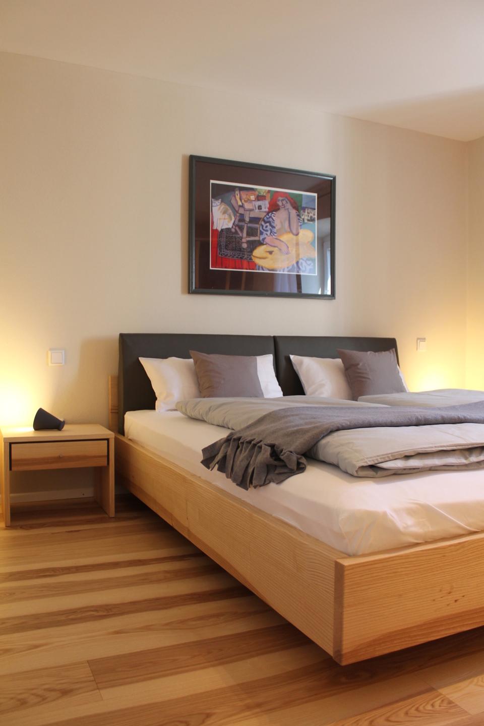 Schlafzimmer der Esche mit Doppelbett aus Eschenholz