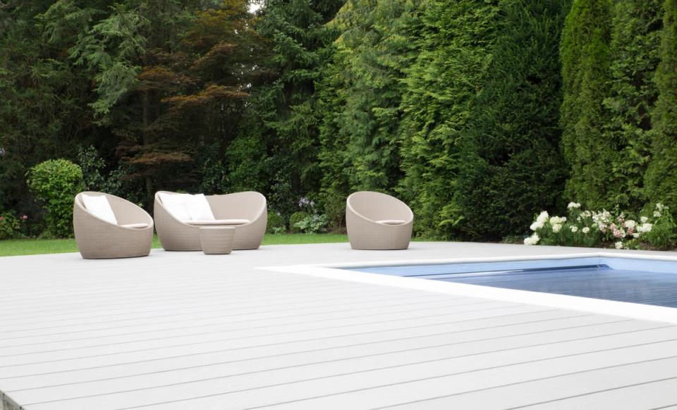 Terrasse Grünwald — Poolanlage mit Holzdeck, gepflegter Garten