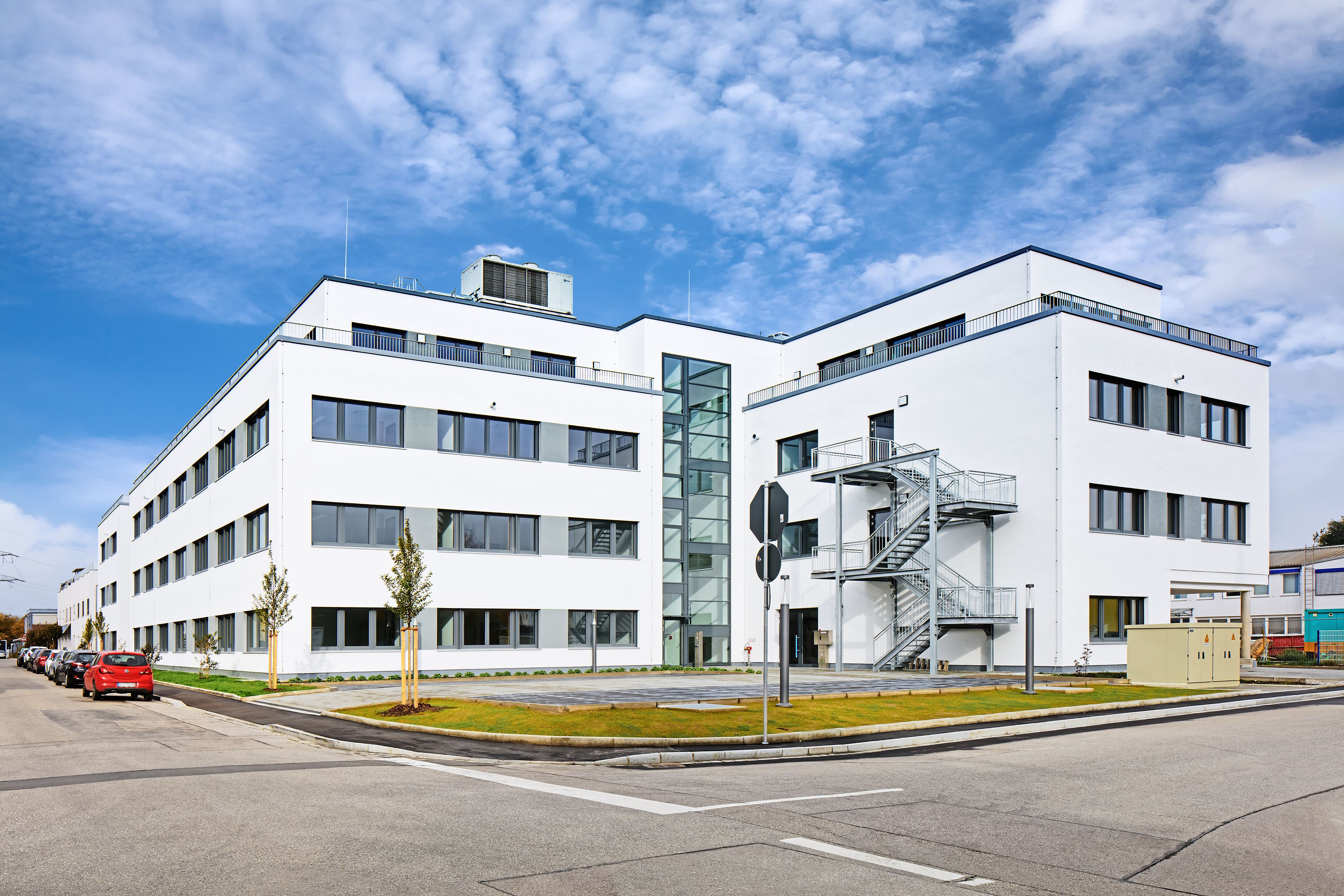 Bürogebäude Neusäß — Gewerbebau in Holzbauweise, Innenhof