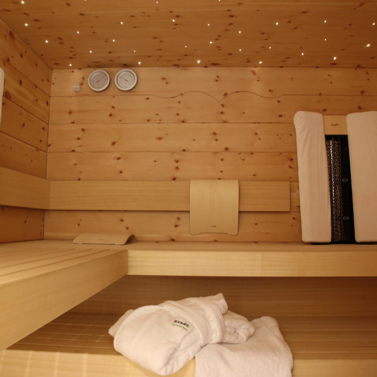 Sauna Grünwald — Innenraum mit Sternenhimmel, Bänken und Rückenlehnen