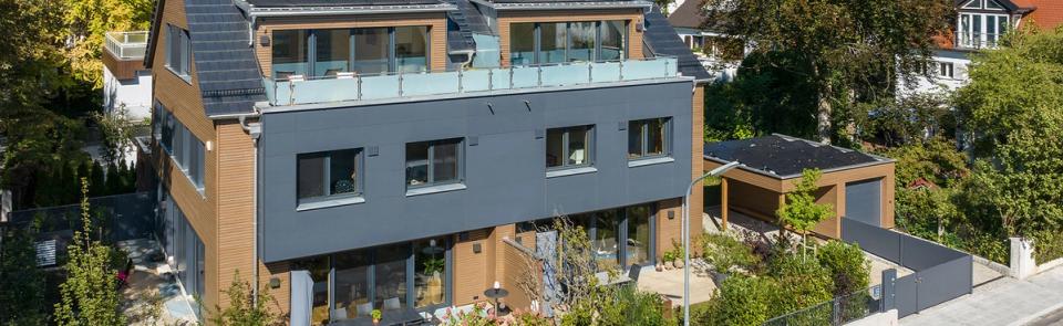 Modernes Doppelhaus in Holzbauweise mit Dachterrasse