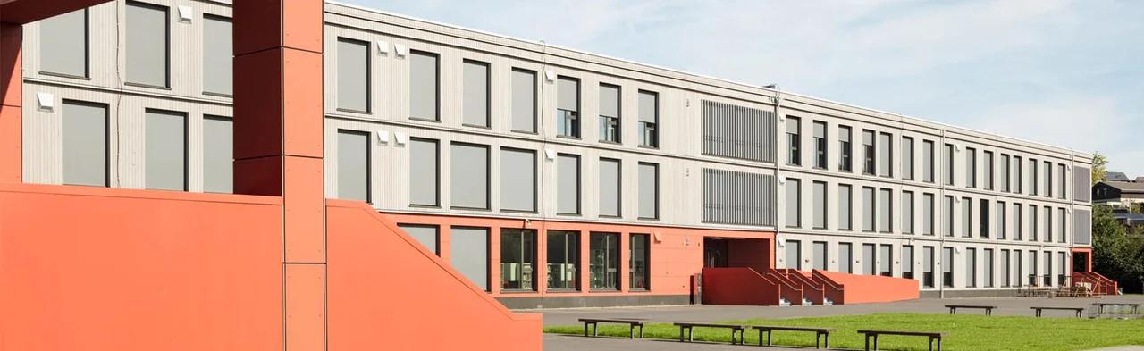 Grosses Schulgebäude des Regino-Gymnasiums in Bitburg-Prüm