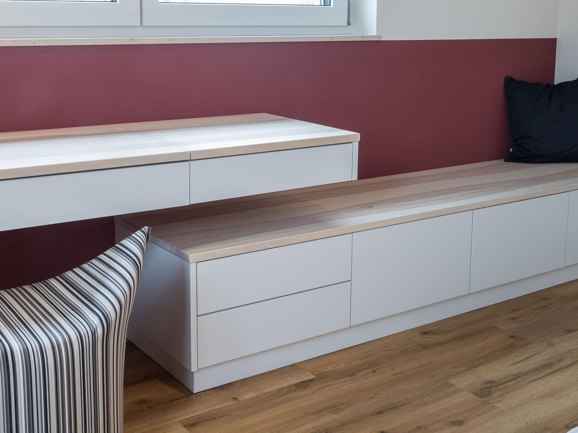Eingebauter Schreibtisch mit schwebender Massivholzplatte und Sitzbank mit Stauraum im Kinderzimmer — Schreinerei Stark