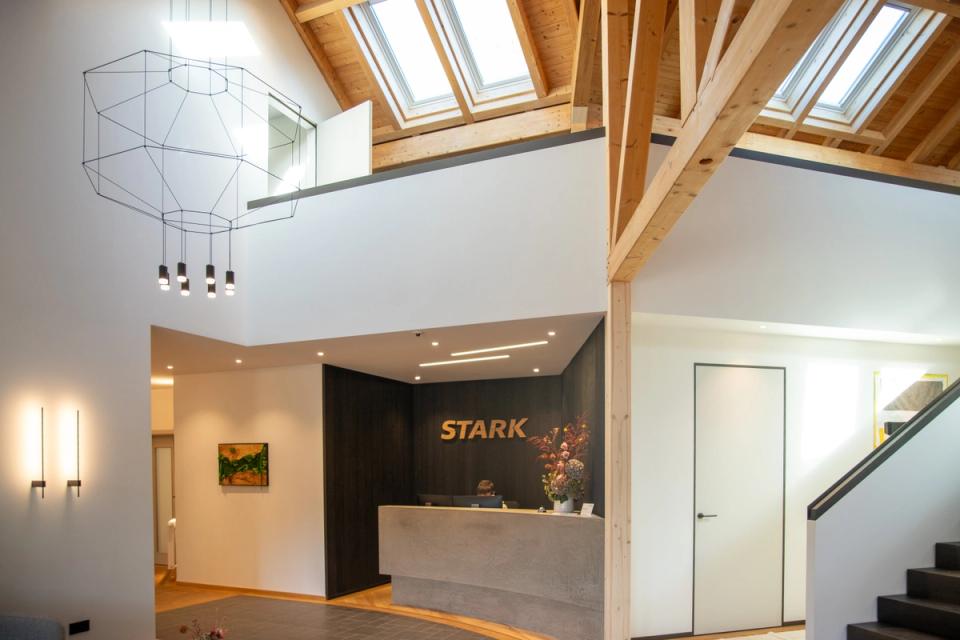 Ausstellung Auhausen — Umbau-Zwischenstand, Empfang, Holzbalken, Showroom