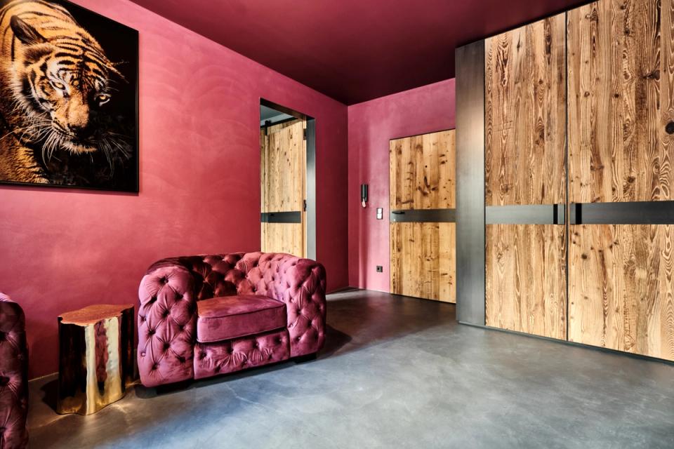 Garderobe rosa Wand, Tiger-Bild, Chesterfield-Sessel, Altholz-Schrank
